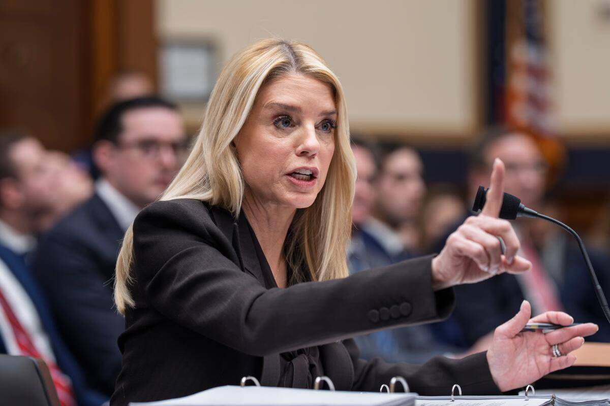 Pam Bondi comparece ante la Cámara de Representantes para ser interrogada sobre los archivos de Epstein.
