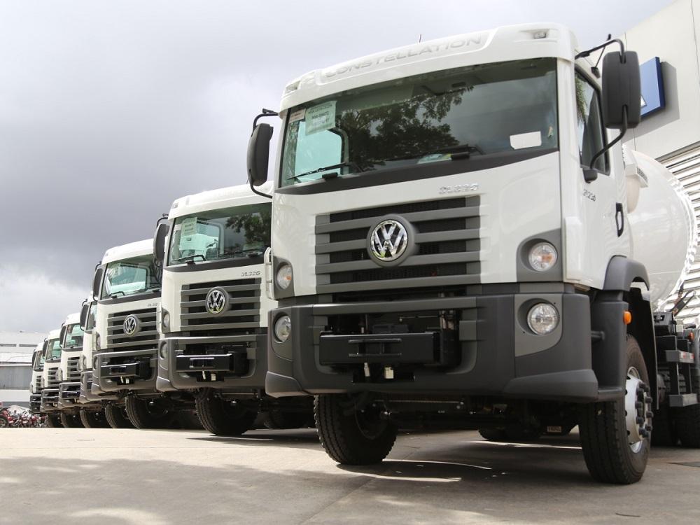 VWCO entrega nove caminhões para construção no Paraguai