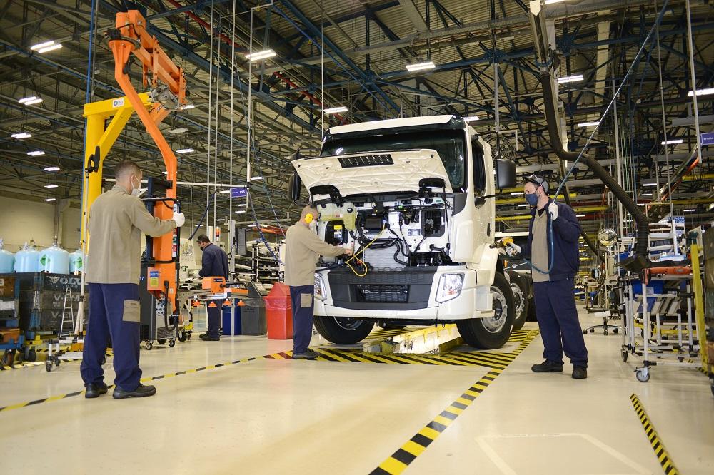 Com vendas em alta, Volvo amplia segundo turno também para a linha de caminhões VM