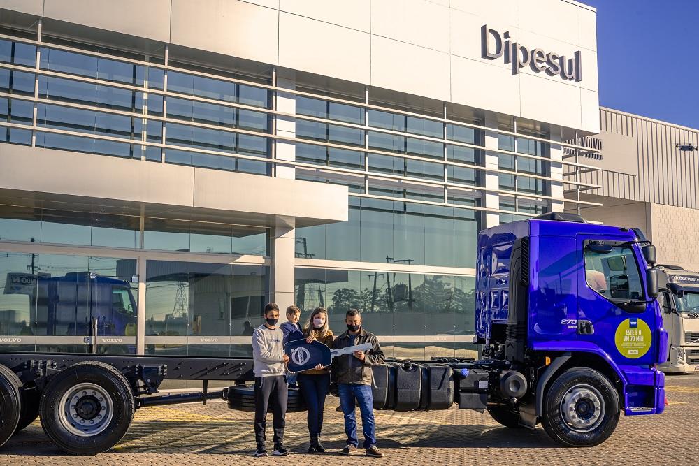 Volvo VM 70.000 vai para casal do RS, que celebra seu primeiro caminhão zero quilômetro