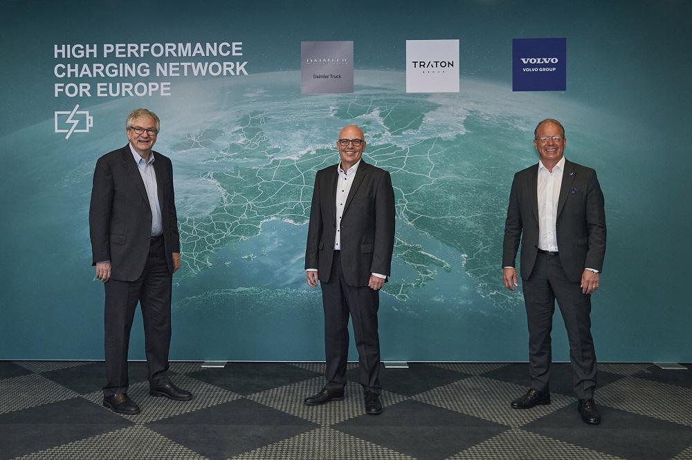 Daimler Truck, Grupo TRATON e Grupo Volvo planejam ser pioneiros em uma rede europeia de recarga de alto desempenho para caminhões pesados