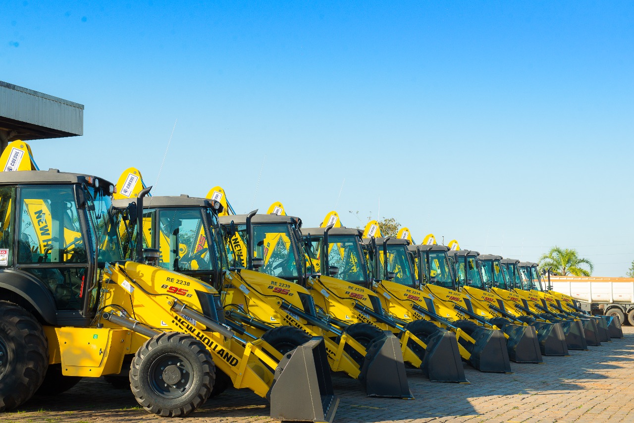 Coesul renova frota com dez retroescavadeiras New Holland Construction B95B