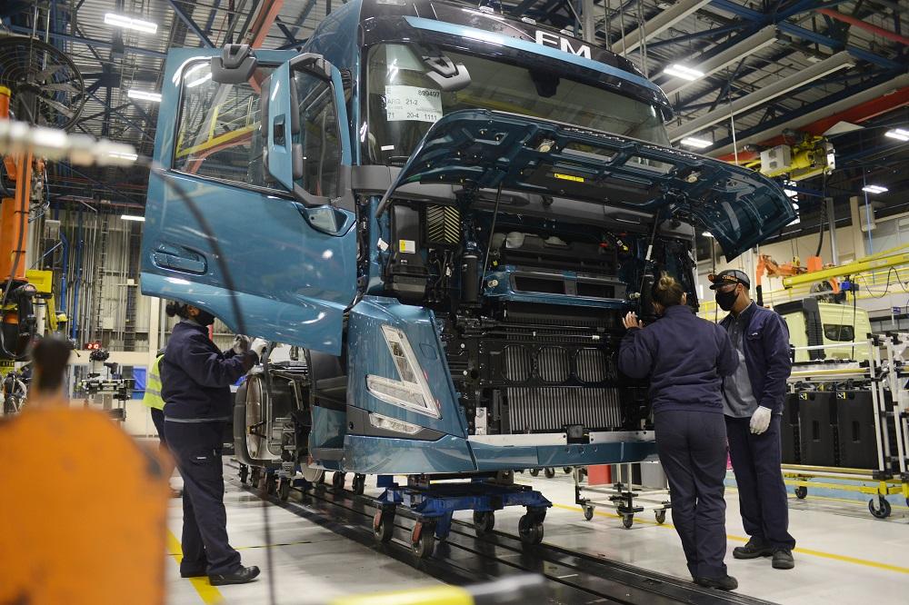 Volvo inicia produção em série dos novos caminhões FH, FM e FMX no Brasil
