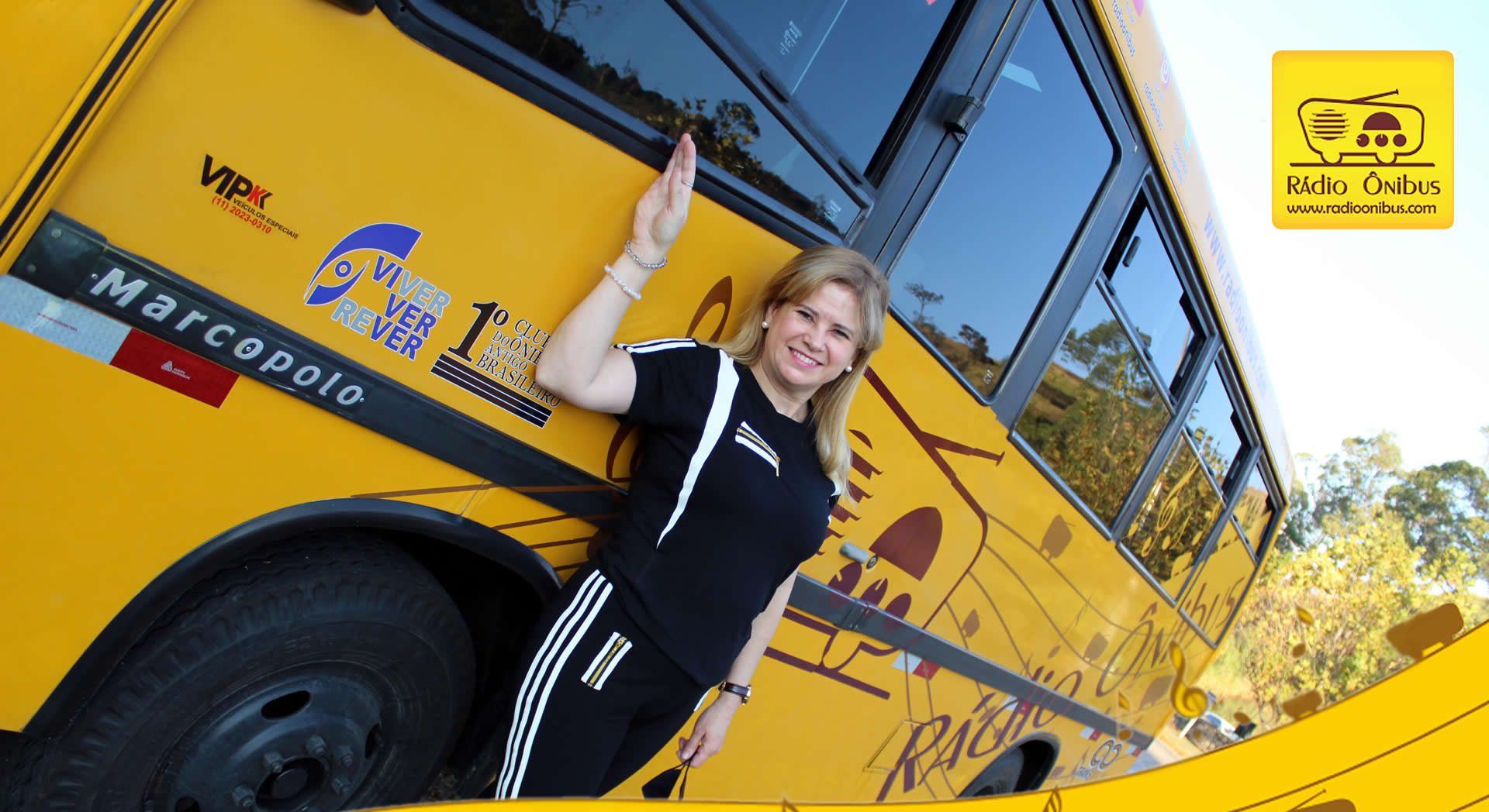 Professora dirigindo um micro ônibus