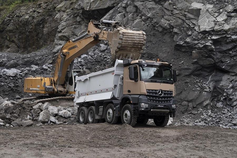 Homens mais fortes do mundo são desafiados a puxar o caminhão extrapesado Mercedes-Benz Arocs 8x4