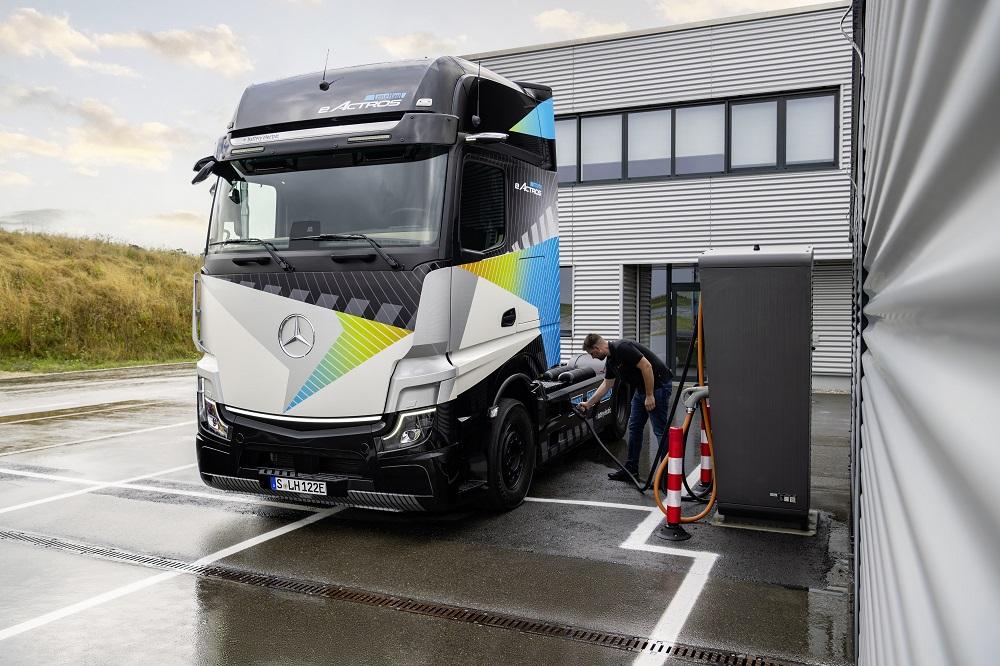 Daimler Truck revela caminhão eActros LongHaul elétrico à bateria e expande portfólio de mobilidade elétrica