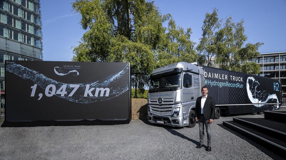 Daimler Truck #HydrogenRecordRun – o caminhão Mercedes-Benz GenH2 ultrapassa a marca de 1.000 km com um abastecimento de hidrogênio líquido